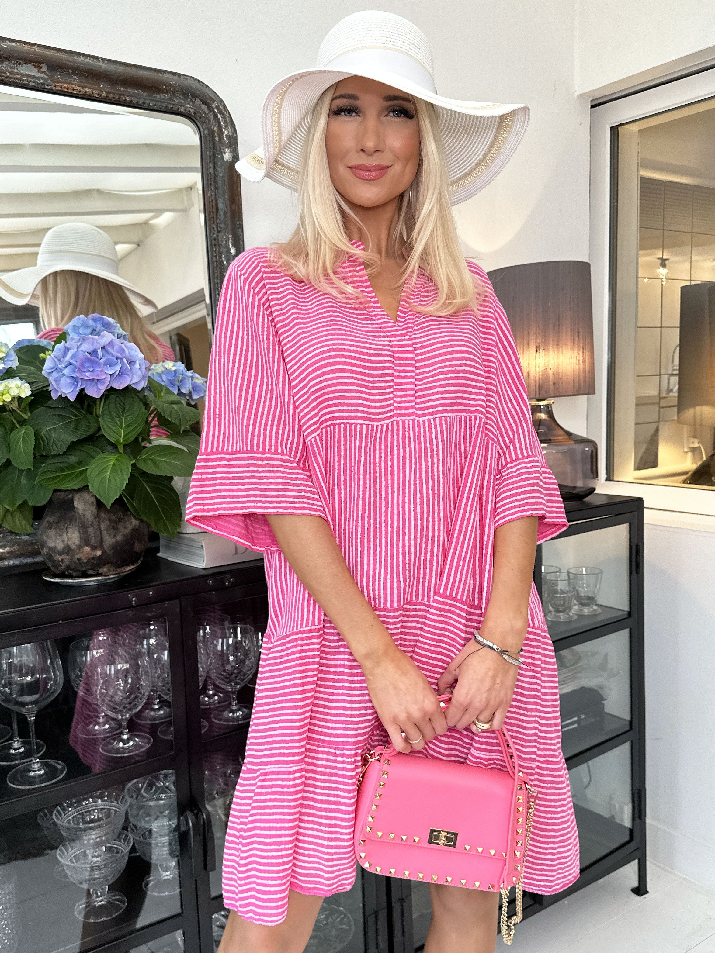 Pola - Söt randig klänning i en lagerformad look